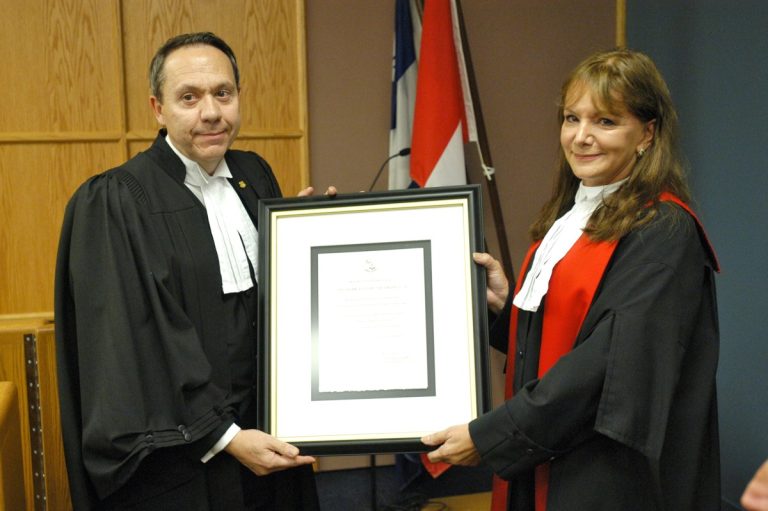 La juge Micheline Sasseville, récipiendaire du Prix Reconnaissance 2010, apparaît ici en présence du bâtonnier de Laval, Me Thierry Usclat. (Photo: Jacques Pharand)