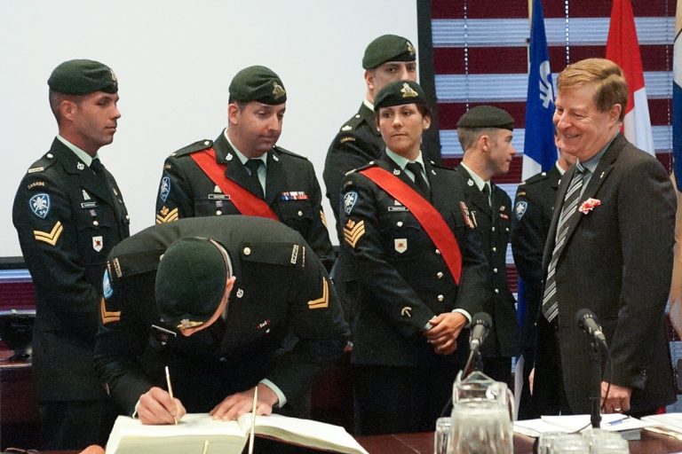 Neuf membres du 4e Bataillon du Royal 22e Régiment ont signé le livre d'or de la municipalité, le 5 mai, à l'hôtel de ville.