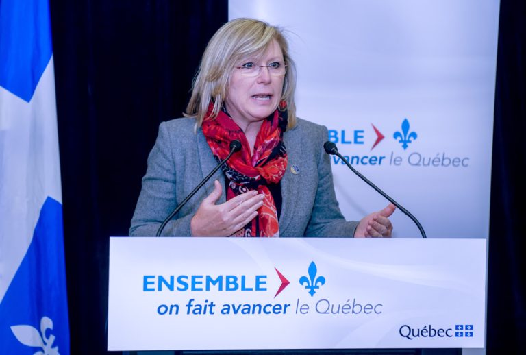 La ministre responsable des Aînés, Francine Charbonneau, a fait l'annonce d'un programme national de 10 M$ dans son comté de Mille-Îles, lundi après-midi.