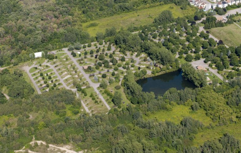 Vue aérienne de la partie nord du parc du Mont-Laval en date de 2011.