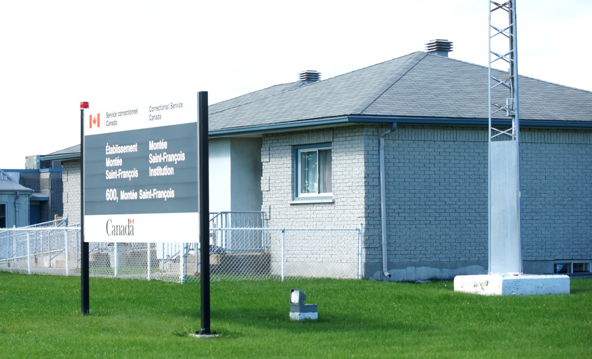 Dans le système carcéral, la place de l’établissement à sécurité minimale se situe entre le médium et la maison de transition, établie dans la communauté.