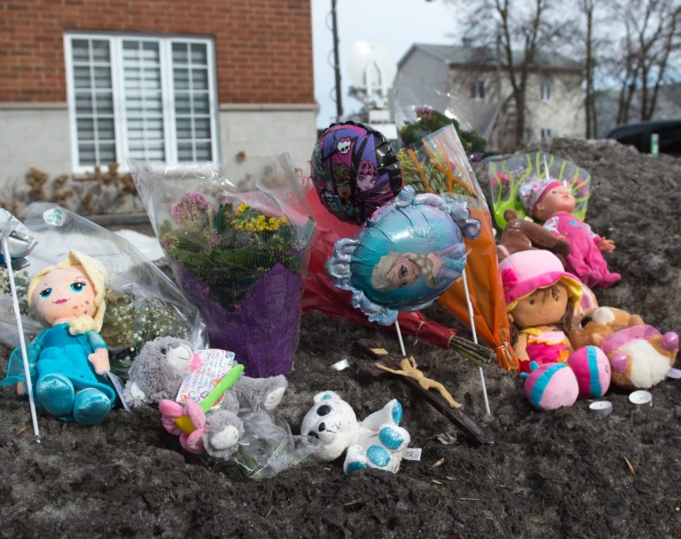 Des gens ont témoigné leurs sympathies à la famille éprouvée en déposant des fleurs et des peluches sur le site où s'est déroulé le drame.