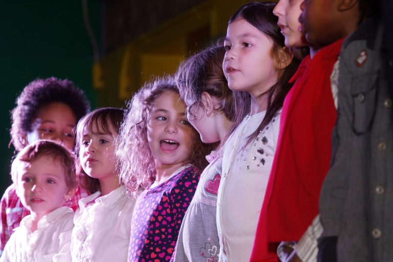 Les enfants de la préscolaire à la 4e année ont participé à un concert pour faire connaître au public les 14 chansons contenues sur un album confectionné expressément pour le temps des fêtes.