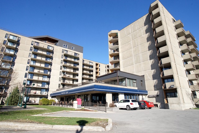 La résidence L'Oasis de Laval abrite 320 appartements au 300, place Juge-Desnoyers, en bordure de la rivière des Prairies, à Pont-Viau.