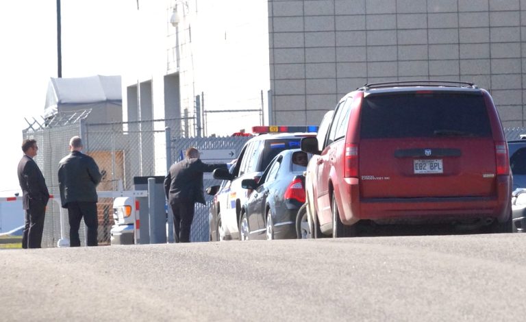 Les voitures font la file au centre de détention du quartier général de la police de Laval tant les arrestations et perquisitions prenent d el'ampleur dans la région. (Photo: Mario Beauregard)