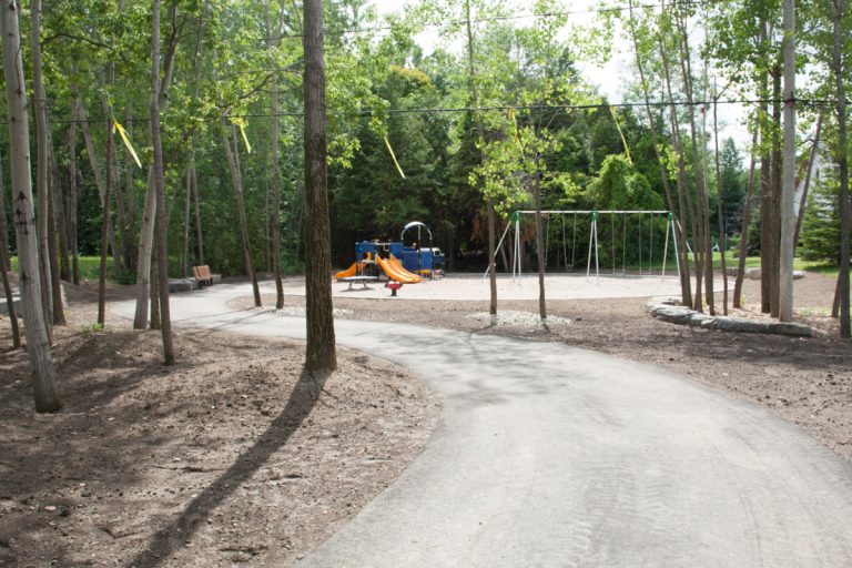 Outre un module de jeux pour les 2 à 5 ans, le parc Lac-de-Mai comprendra un sentier dans le boisé et des balançoires.