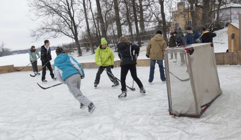 Située sur la rue pointe Langlois, sur le bord de la rivière, à Ste-Rose, la patinoire est ouverte en tout temps et restera en place jusqu’à ce que la météo le permette. (Photo:Alarie Photos)