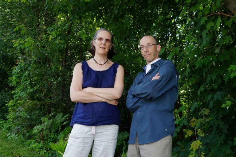 Denise Leahy et Daniel Desroches sont à la tête d'un mouvement citoyen visant à protéger le boisé du Souvenir, que menace le projet de parachèvement du boulevard du même nom, à Laval-des-Rapides.