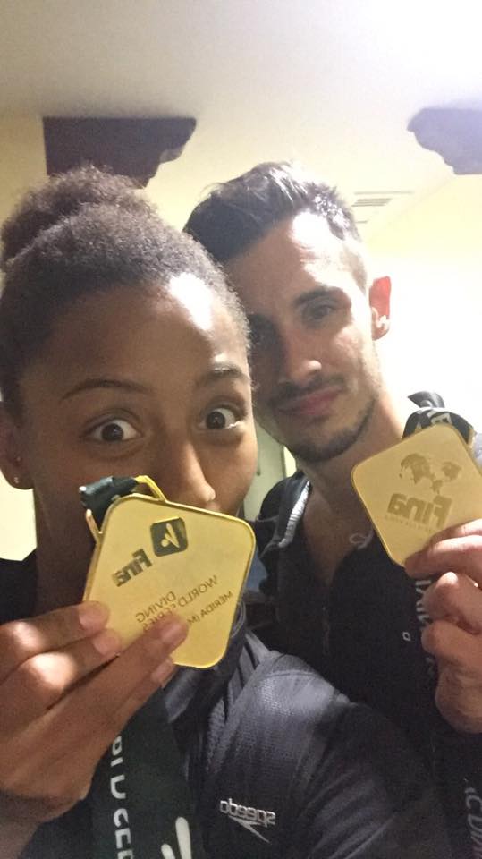 Jennifer Abel et son partenaire François Imbeault-Dulanc montrent leur médaille d'or.