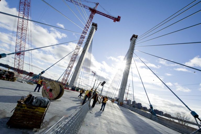 Le pont de l’autoroute 25 ouvrira à la circulation en mai 2011. (Photo: Alarie Photos)