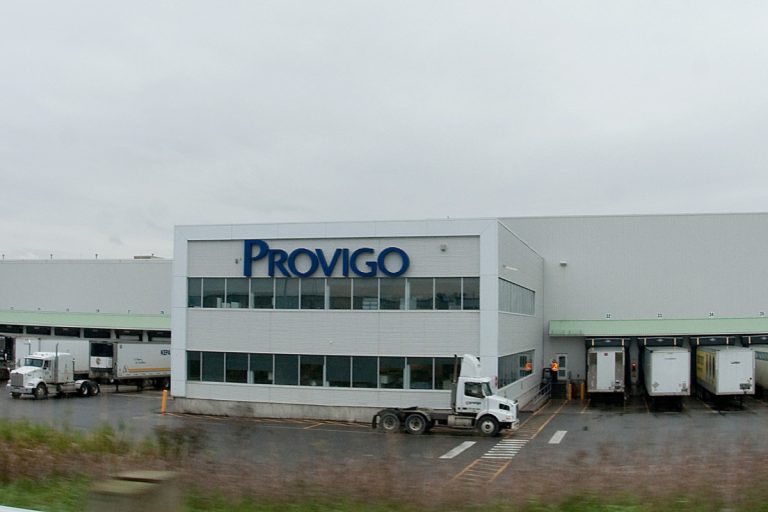 Loblaws opère au 2700, Francis-Hugues,  à Laval, un important centre de distribution Provigo.