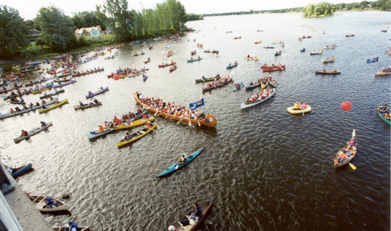 La Descente de la rivière des Mille Îles amènera les participants de la Berge aux Quatre-Vents, à Laval-Ouest, à la Berge des Baigneurs, à Sainte-Rose.