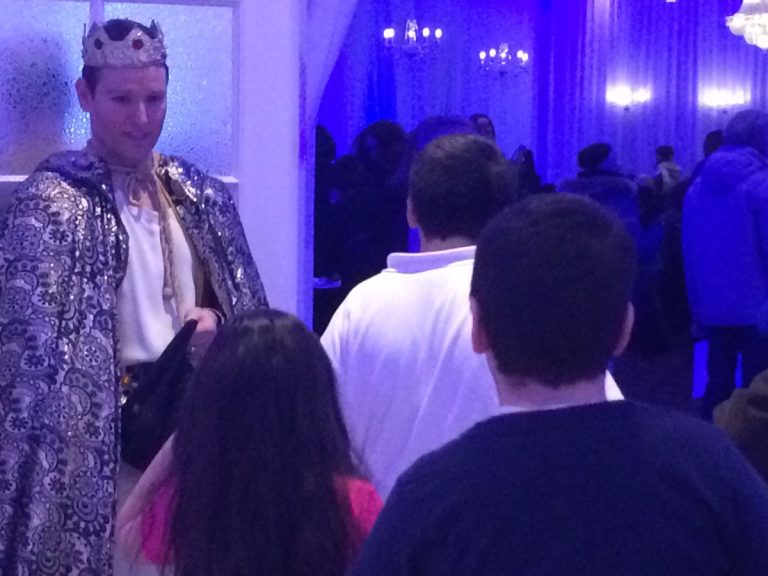 Le roi Midas a pris le temps d'accueillir les élèves et leur famille, avant d'assister au lancement du projet. (Photo TC Media) 