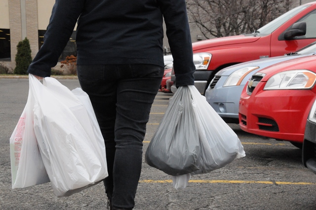 L'administration Demers emboîte le pas à la CMM et interdira à Laval la distribution des sacs en plastique à usage unique dès le printemps 2018.