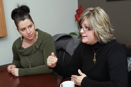 Johanne Leduc (à droite) et Sylvie Le Guerrier unissent leurs efforts afin d'organiser le Salon de l'autisme TSA du Québec, prévu en octobre au Cosmodôme.