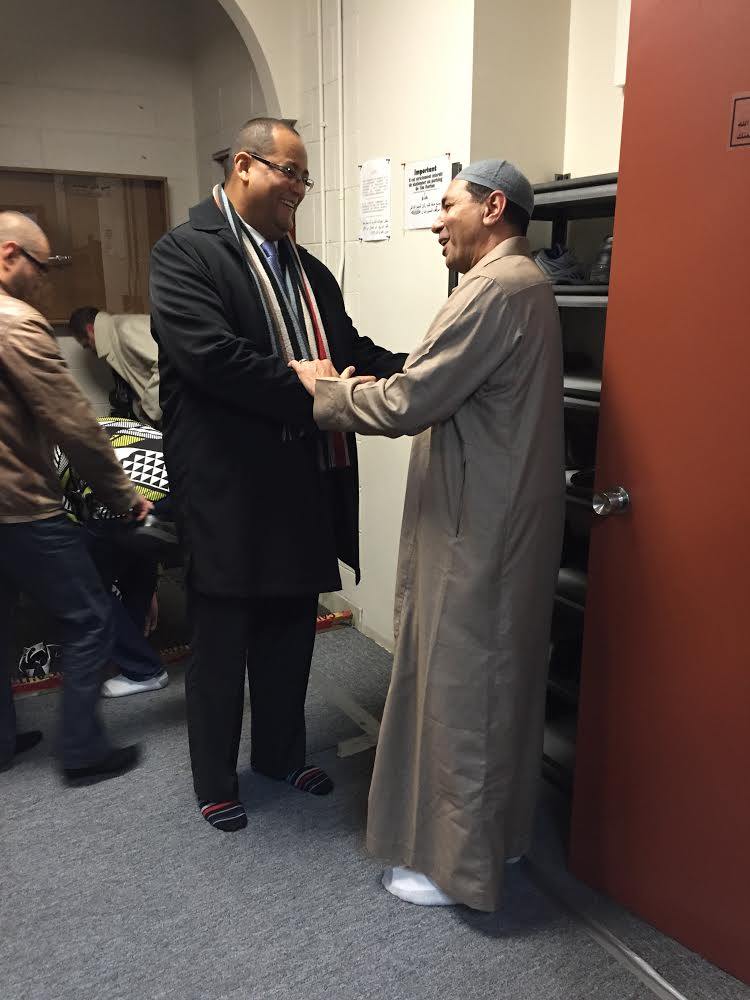Le député de Laval-des-Rapides, Saul Polo, a rencontré des membres de la communauté musulmane à la mosquée al Itissam.