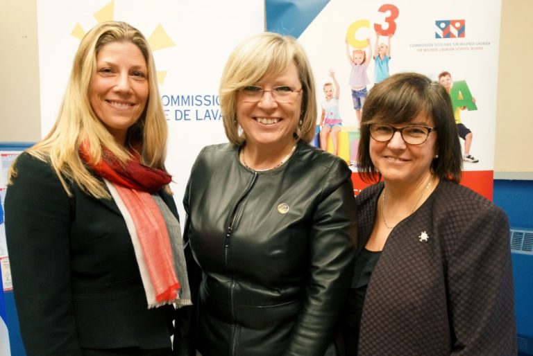 Jennifer Maccarone et Louise Lortie entourent la ministre Franchine Charbonneau.