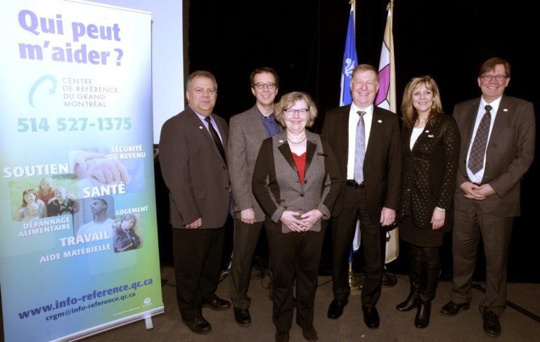 Pierre Tessier, de la Ville, Mario Régis, de Centraide du Grand Montréal, Pierrette gagné, directrice générale du Centre de Référence du Grand Montréal, le maire Marc Demers, Corinne Favier, directrice générale de la Table régionale de concertation des aînés, et Me Louis-Philippe Bourgeois, président du CA du Centre de Référence, se réjouissent tous de cet ajout de service sur l'île Jésus.