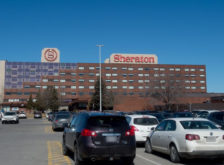 Le nouveau contrat de travail ratifié, la semaine dernière, au Sheraton Laval élève l’hôtel au rang de chef de file du secteur hôtelier en matière de conditions d'emploi, estime le Syndicat des Métallos.