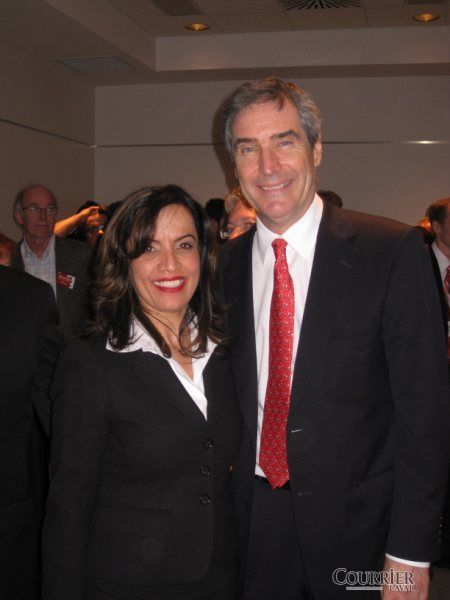 La candidate libérale du comté de Laval, Eva Nassif, accompagnée du chef de son chef Michael Ignatieff.