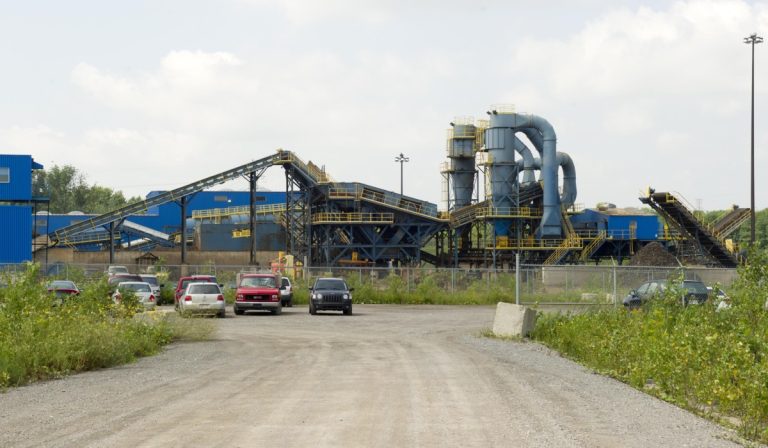 Basée au 2185, montée Masson dans l’axe du développement de l’autoroute 25 à Saint-François, l’usine SNF est dominée par un déchiqueteur d’acier acquis en 2005 au coût de 9 M$.