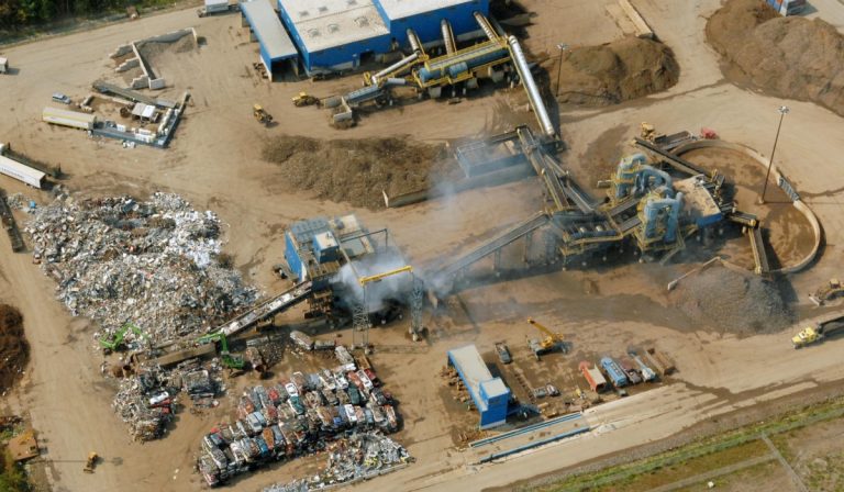 Photo aérienne de l’usine de recyclage de métaux de la montée Masson, à Saint-François. (Photo: Martin Alarie)