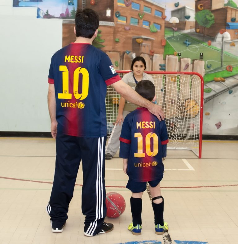 Un moment de complicité entre un père et son fils lors d’une pratique de soccer, organisée par Repère dans le gymnase de l’école Saint-Julien.