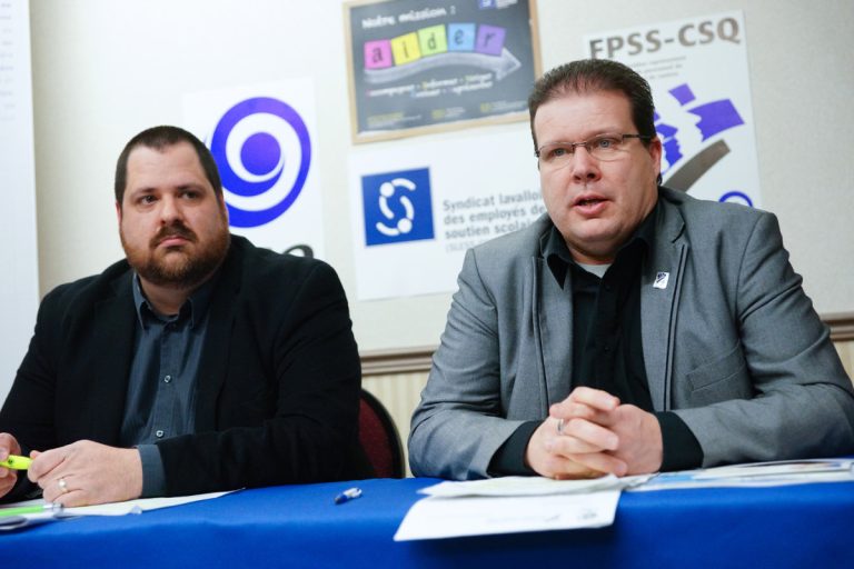 Yves Brouillette, président du Syndicat lavallois des employés de soutien scolaire (SLESS-CSQ) et Éric Pronovost, président de la Fédération du personnel de soutien scolaire (FPSS-CSQ).