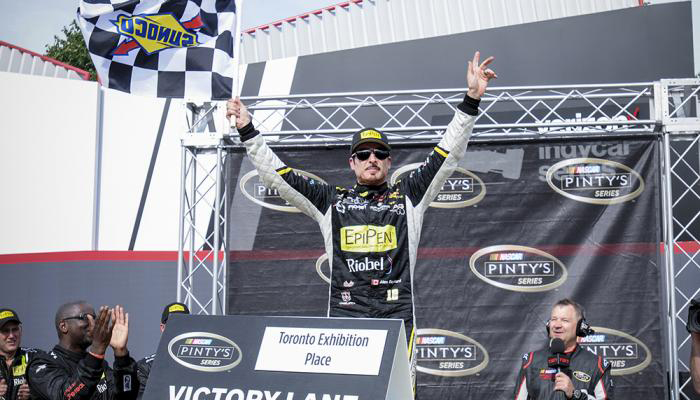 Alex Tagliani a inscrit sa deuxième victoire de la saison sur le circuit canadien de NASCAR.