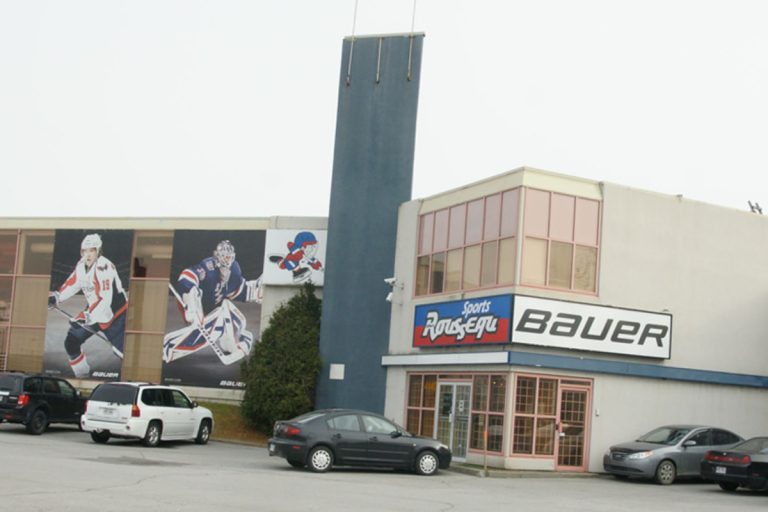 Entreprise pancanadienne, Les équipements sportifs Pro Hockey Life Inc. exploitant les bannières Sports Rousseau, L'Entrepôt du Hockey et Pro Hockey Life a son siège social en bordure de l'autoroute 440 Ouest, à Laval.