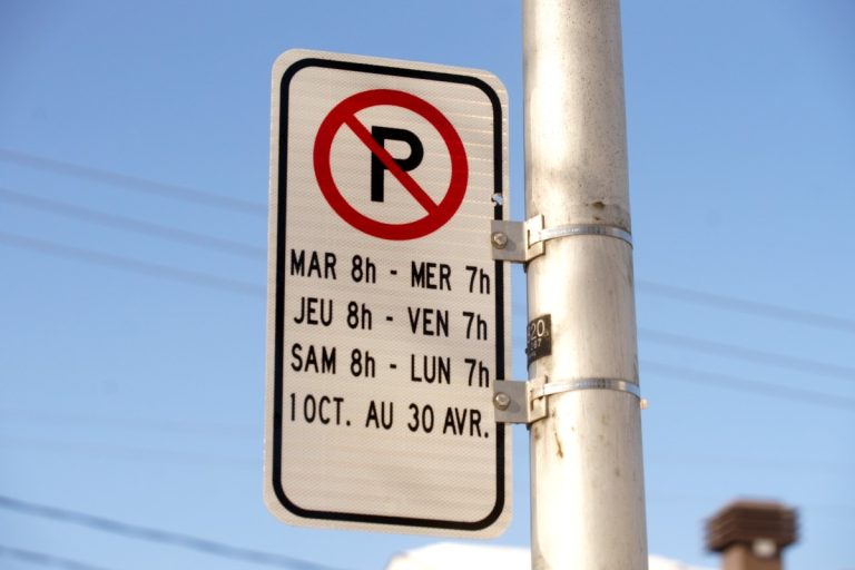 L'horaire de stationnement indiqué sur les panneaux de signalisation prête à confusion, déplorent les citoyens de la rue Valiquette, et ce, particulièrement auprès des parents et amis qui leur rendent visite les jours de week-end.