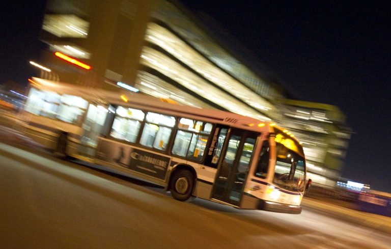Ajout et remplacement d'abribus, acquisition d'autobus hybrides, bonification du tarif familial, une cinquième ligne pour les personnes à mobilité réduite, la Société de transport de Laval amène de la nouveauté en 2016.