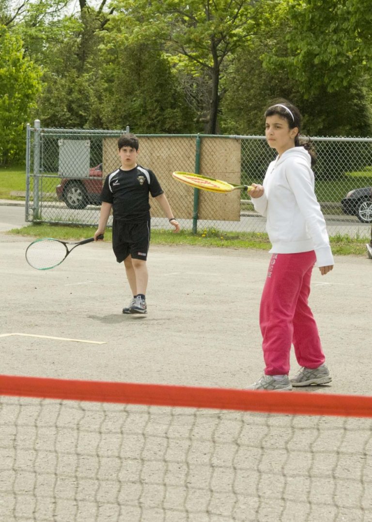 Le tennis sera une discipline sportive à pratiquer pendant la saison estivale. Plusieurs terrains seront à la disposition des enfants. (Photo: Alarie Photos)