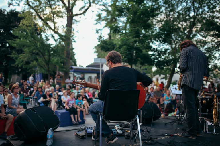 Le Thomas Carbou Hekâté Trio a fait bouger la foule rassemblée sur la place publique de Sainte-Dorothée le 29 juillet.(Photo gracieuseté – Aja Plamer)