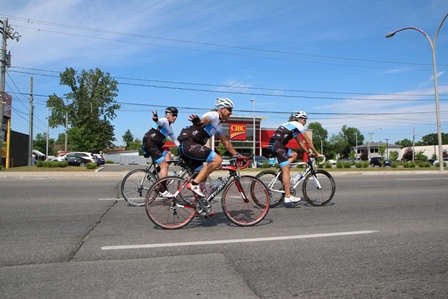 Pierre Bruneau et ses collègues cyclistes ont passé par Laval le 5 juillet, en route vers Mont-Tremblant.