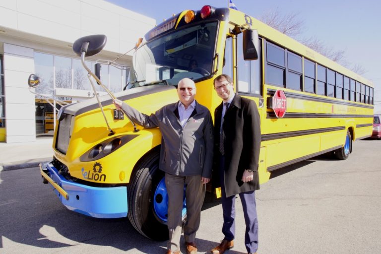 Le transport scolaire prend un virage vert. Michel Galland et Jean-Pierre Aubin, de la CSDL, ont fait un tour à bord du véhicule électrique.