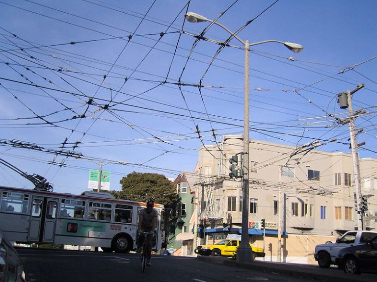 L’impact visuel des fils aériens qui découle d’un réseau de trolleybus est décuplé aux carrefours de grands axes, comme le démontre cette photo du réseau de San-Fransisco.