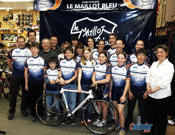 Les cyclistes ont endossé leurs nouvelles couleurs: le «Maillot bleu». (Photo: Martin Alarie)