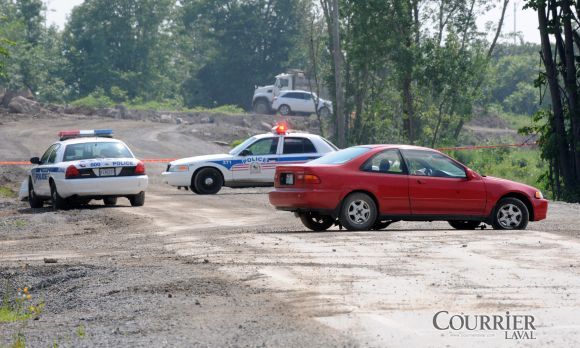 La Honda Civic a foncé sur une auto-patrouille, avant de traîner un agent de police sur plusieurs mètres. (Photo: Martin Alarie)