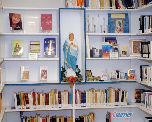 Les gens sont invités à venir découvrir la bibliothèque religieuse située au sous-sol du presbytère de l’église Sainte-Dorothée. (Photo: Martin Alarie)