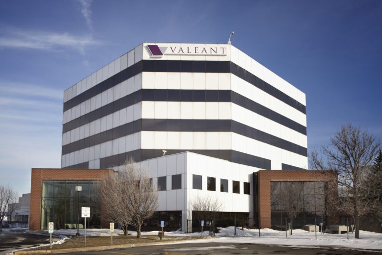 Le siège social de Valeant Pharmaceuticals International est établi à Laval sur le boulevard St-Elzéar, à l'angle des autoroutes 15 et 440.