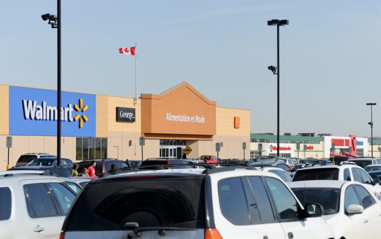 Les magasins Walmart du territoire, dont celui de Laval Est, sur le boulevard Robert-Bourassa, recueillent les dons des clients au profit de la Croix-Rouge jusqu'à vendredi.