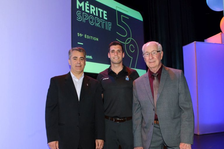 Michel Poissant, représentant du maire, Pierre Gervais, président de Sports Laval, et Olivier Gouin, invité d'honneur, ont décerné les médailles.