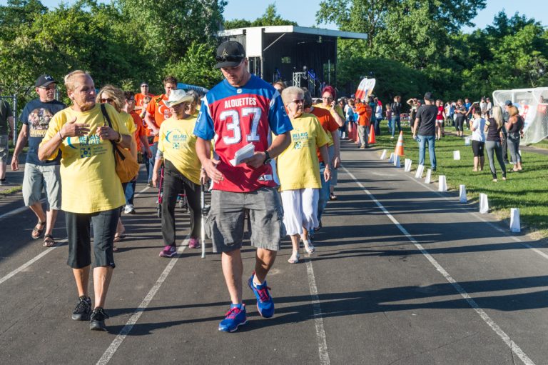 Arborant un chandail jaune, les survivants du cancer et leurs accompagnateurs ont marché pour amasser des fonds contre la maladie.