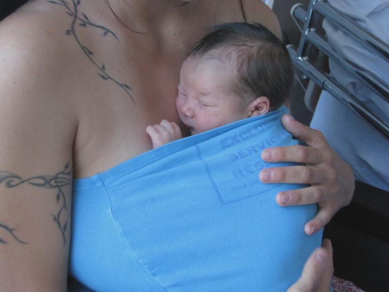 La méthode Kangourou consiste à mettre le bébé peau contre peau avec son parent.
