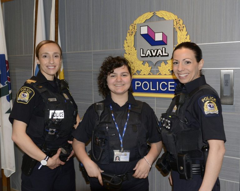 Enya Kassatly arbore fièrement son uniforme, entourée de la lieutenante Ana-Isabel Rodrigues et de l'agente Annie Adoulay, du poste de quartier #1.
