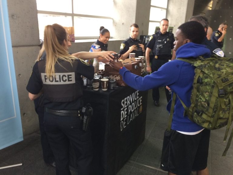 Plusieurs citoyens n'ont pas résisté à l'invitation des policiers de prendre un café et jaser en leur compagnie.