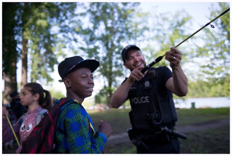 En plus de recevoir des conseils de pêche des policiers, les jeunes élèves ont pagayer en compagnie de gens d'Éco-Nature qui veillent le parc de la rivière des Mille-Îles.