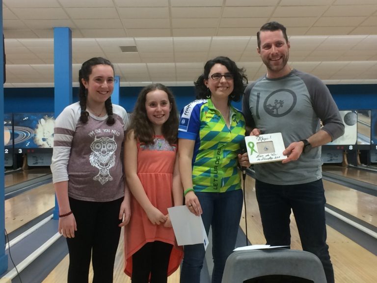 Chaque année, Nadine Bergeron, ses deux filles, Léa et Julia, et Martin, son mari, organisent une soirée de bowling pour amasser des dons pour la lutte contre les maladies rénales.