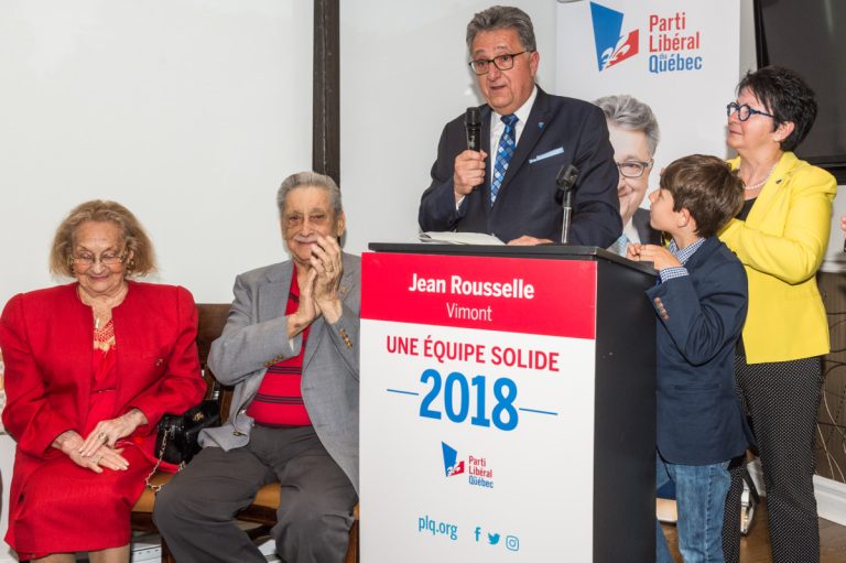 Entouré de quelques membres de sa famille, Jean Rousselle invite les résidents des quartiers Vimont-Auteuil à voter JR le 1er octobre.